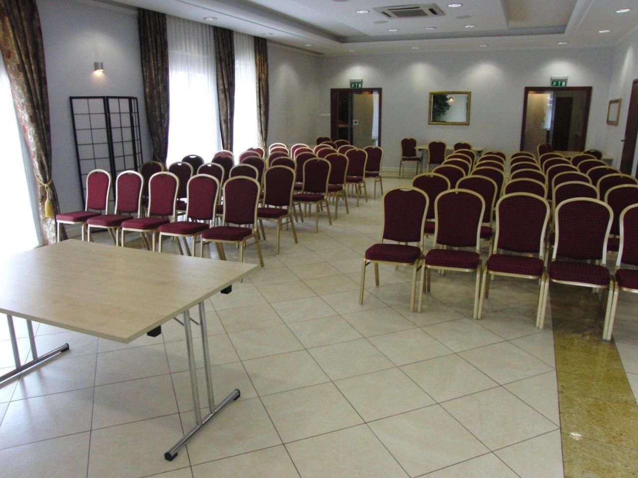 Hotel Dworek*** Skierniewice Εξωτερικό φωτογραφία